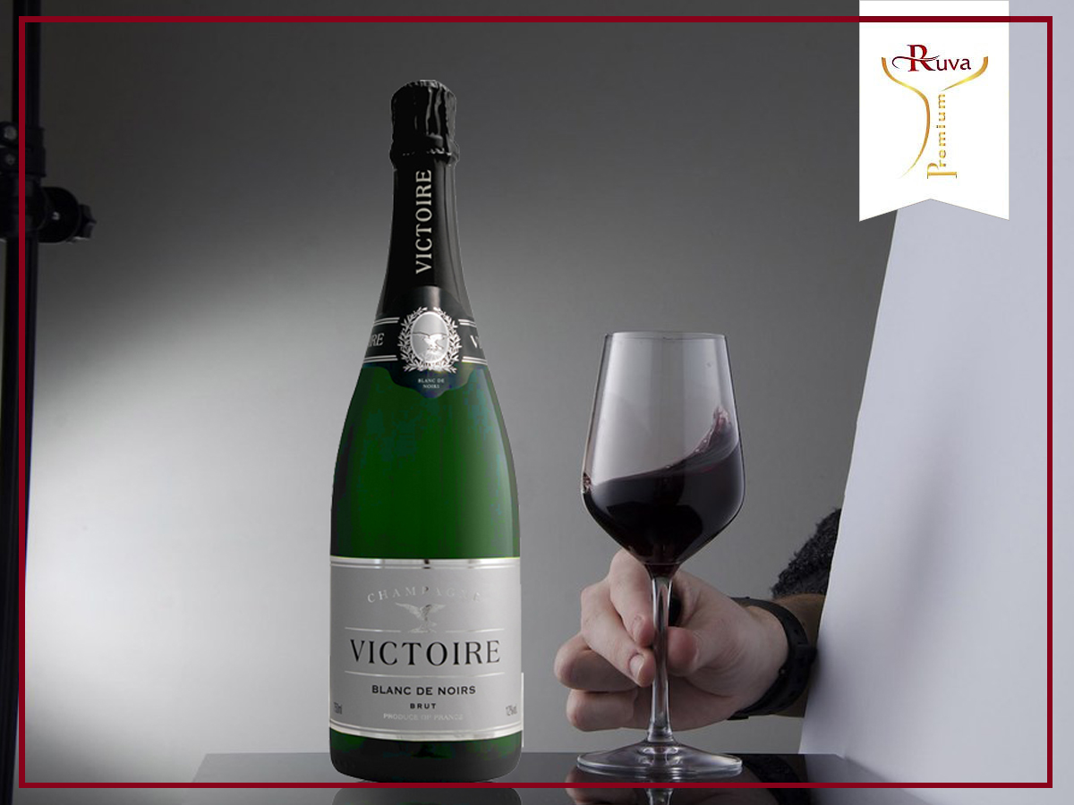 Rượu vang Victoire Champagne Blanc de Noirs mang một vẻ ngoài tinh tế.