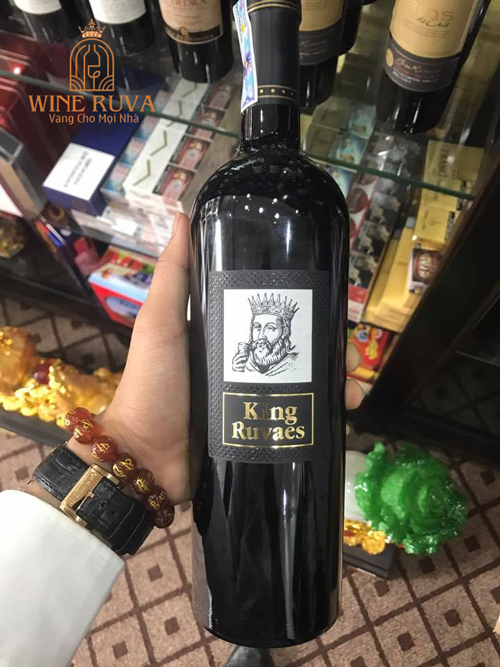 Rượu vang Ý King Ruvaes ấn tượng với thiết kế chai thanh lịch, tinh tế.