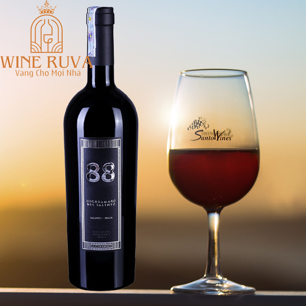 Rượu vang Ý 88 Negroamaro Del Salento có màu ruby đỏ đậm.