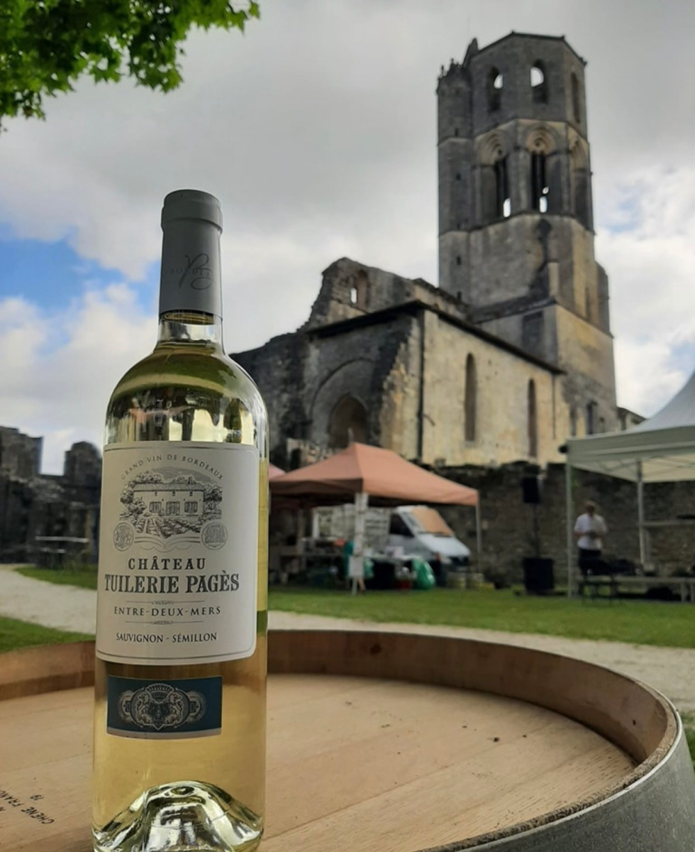 (Chateau Tuilerie Pages Sagvinon Blanc Semillon là một trong những chai vang nổi bật tại vùng)