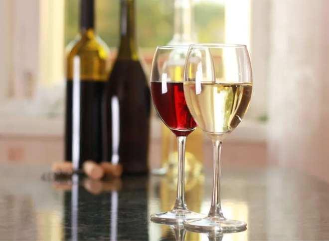 Phụ nữ có bầu uống rượu vang được không?