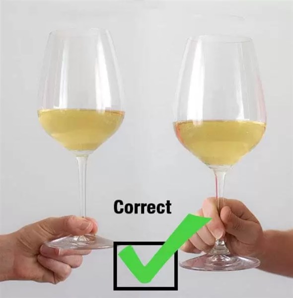 Hướng dẫn cách cầm ly rượu vang thanh lịch và chuyên nghiệp nhất
