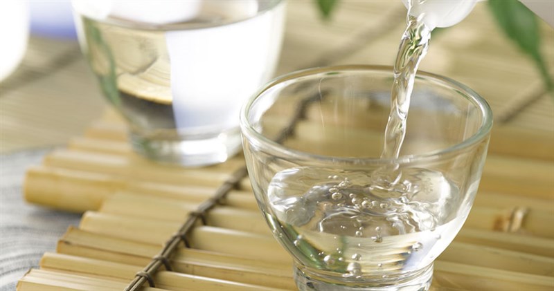 Váy cưới dính rượu vang có giặt được không? Các mẹo xử lý hiệu quả