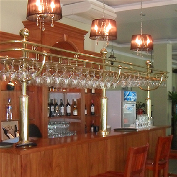Giá treo ly rượu vang quầy bar và những lợi ích khi sử dụng