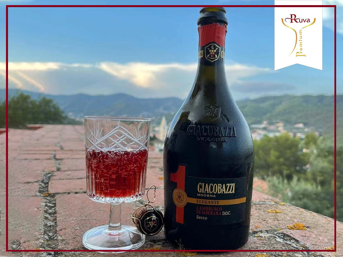 Rượu vang Giacobazzi 1 ELEGANTE Lambrusco Secco với sắc màu ruby huyền thoại.