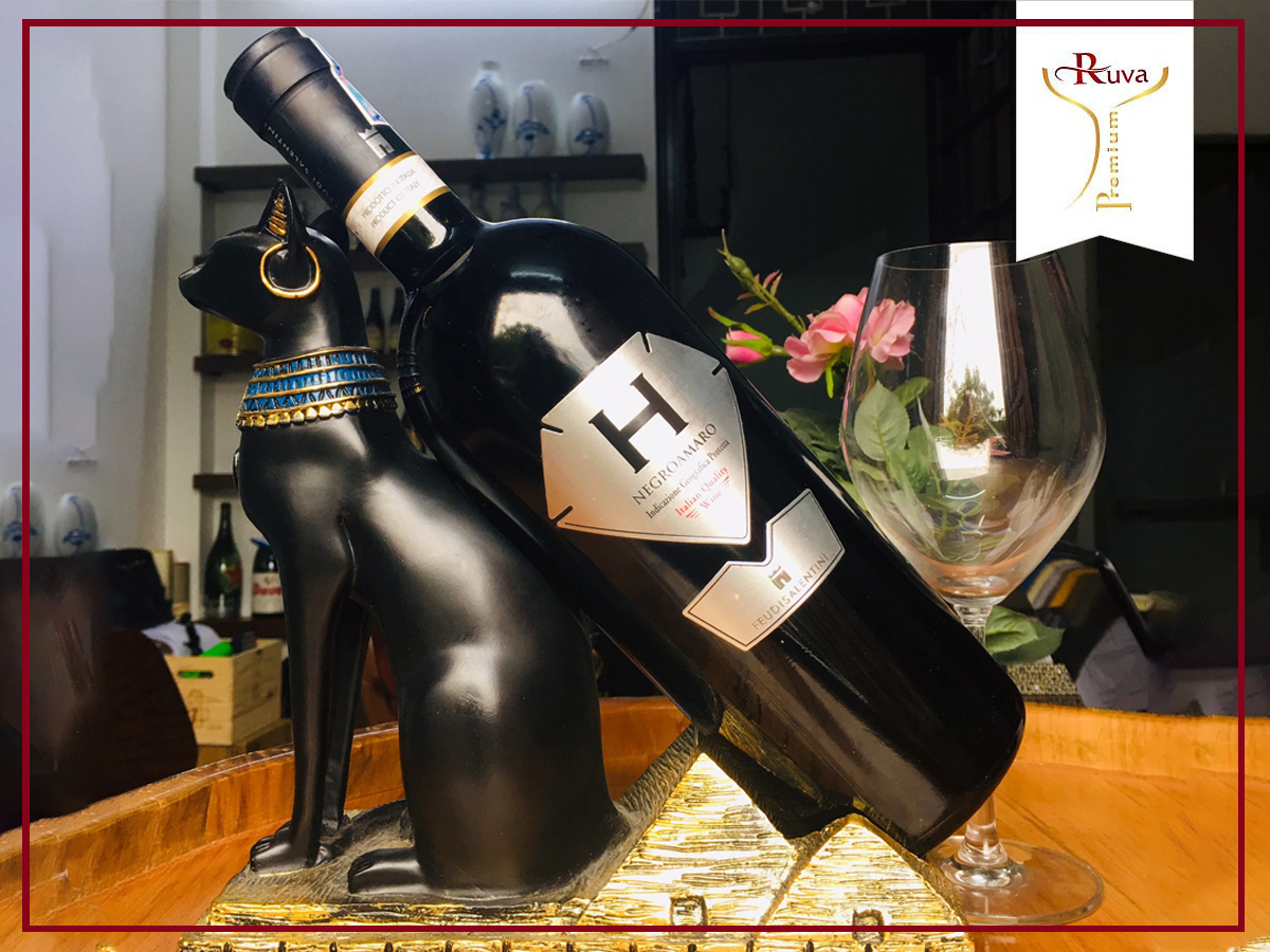 Rượu vang H Silver Negroamaro Salento mang trong mình hương vị thanh lịch, tinh tế.
