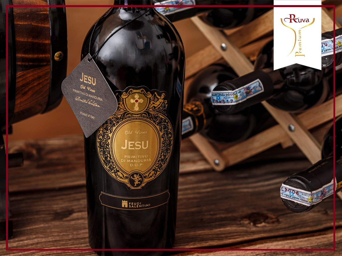 Sự sang trọng của Rượu vang Jesu Primitivo Manduria thể hiện rõ qua thiết kế chai rượu.