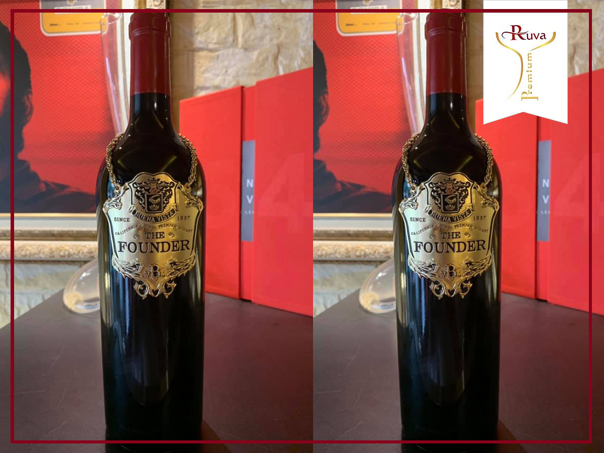 Rượu vang The Founder Người sáng lập mang phong cách ấn tượng với huy chương vàng có gia huy trên chai