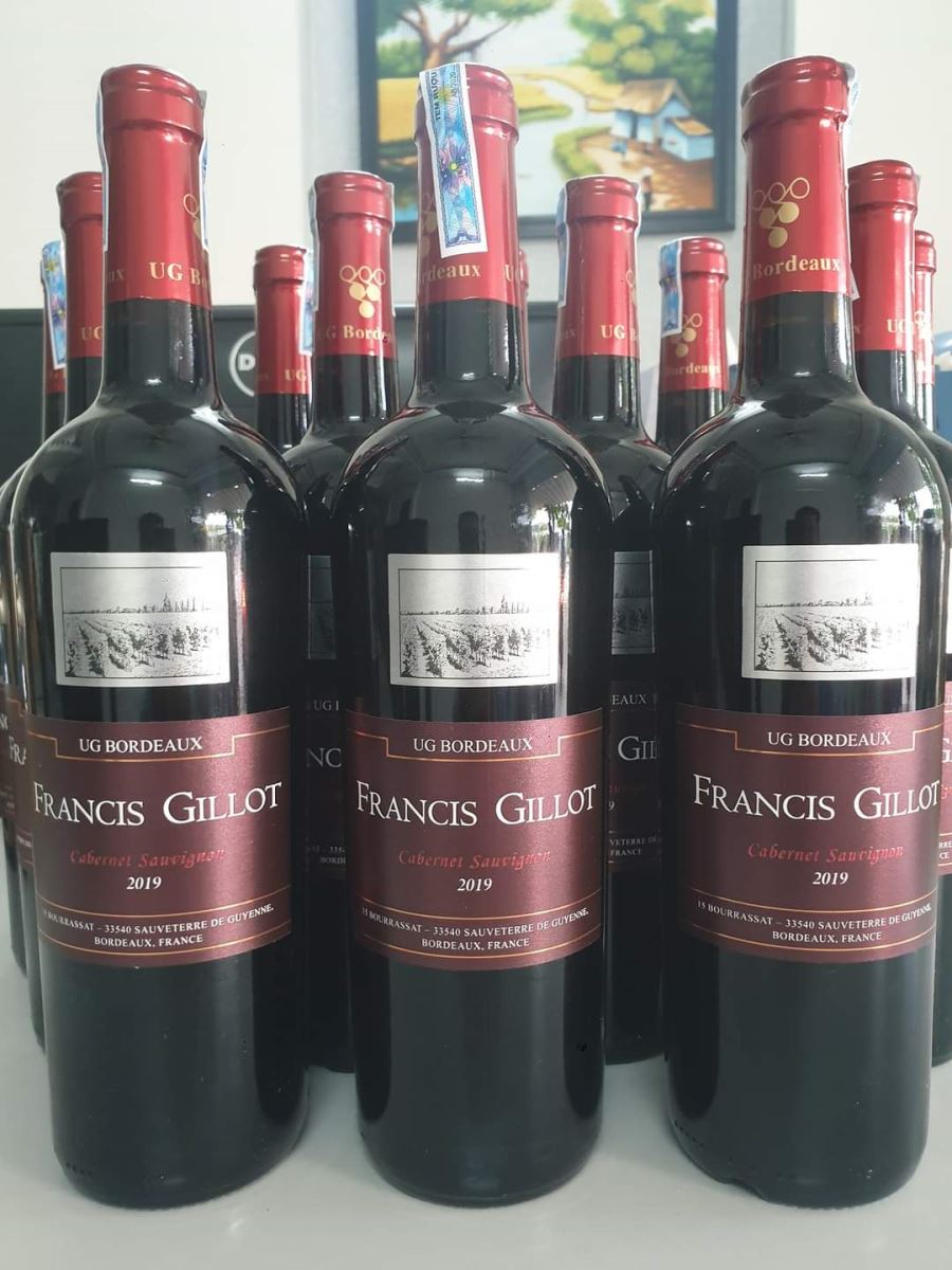Rượu vang Pháp Francis Gillot với sắc đỏ lôi cuốn.