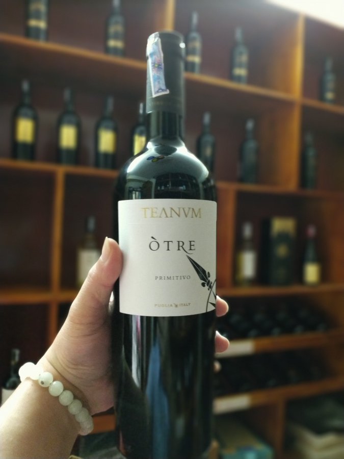 Rượu vang Ý OTre Primitivo đặc trưng với màu đỏ đậm và sâu lắng.