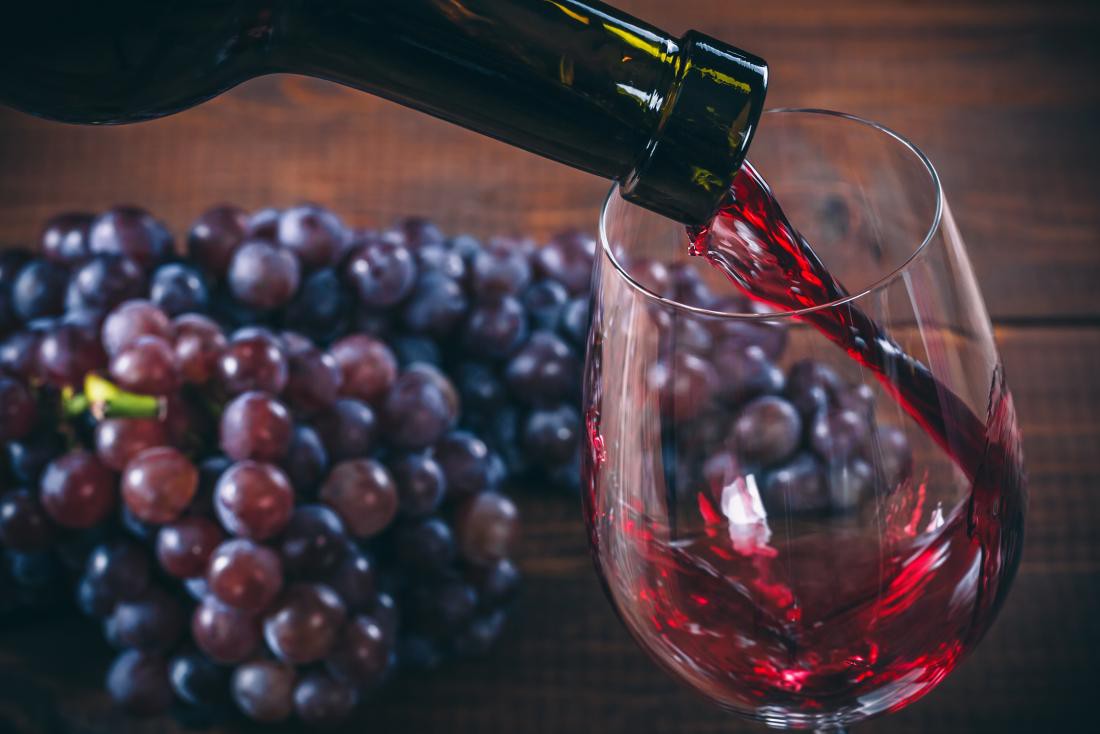 Rượu vang đỏ có màu sắc bắt mắt và vị chát do lượng tanin cao