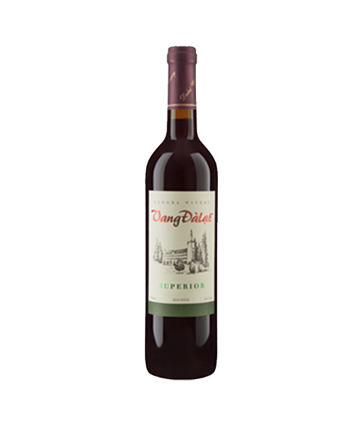 Rượu vang Đà Lạt Superior Red Wine có màu mận đỏ đậm đà.