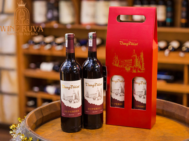 Rượu vang Đà Lạt Superior Red Wine có màu mận đỏ đậm đà.