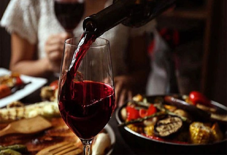 Rượu Viesta có màu ruby đỏ, tạo cảm giác mạnh mẽ