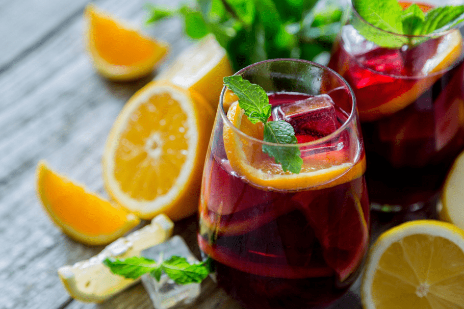 Cocktail Sangria có màu đỏ quyến rũ