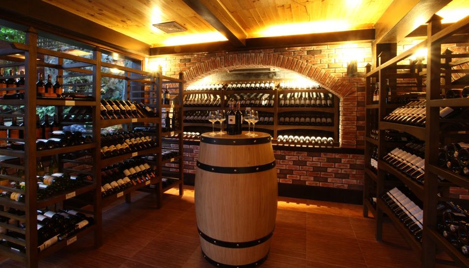 Trong hầm rượu vang những chai nút bần sẽ được đặt nằm ngang