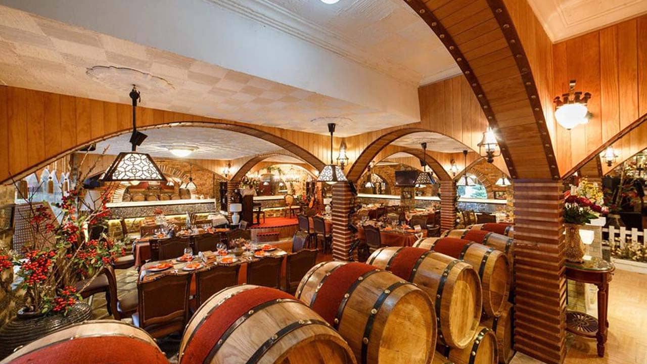 Nhà hàng hầm rượu vang với thiết kế theo phong cách Châu Âu cổ điển
