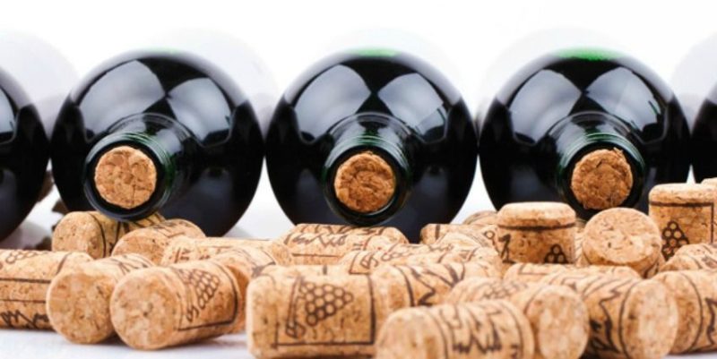 Nút bần được làm từ vỏ cây sồi, là loại nắp chai rượu vang phổ biến nhất