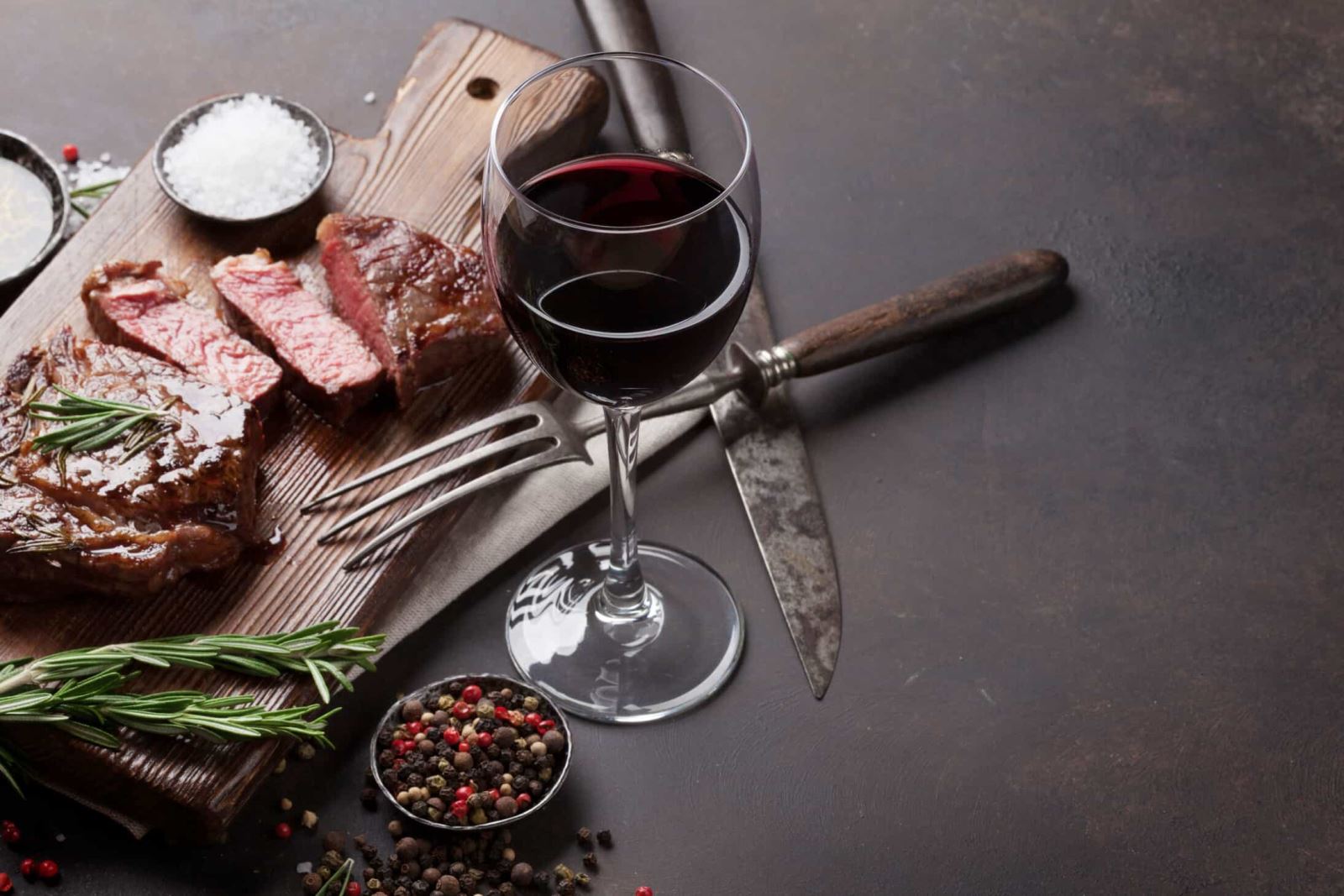 Các món thịt đỏ thường dùng với rượu vang có nồng độ trên 13.5%