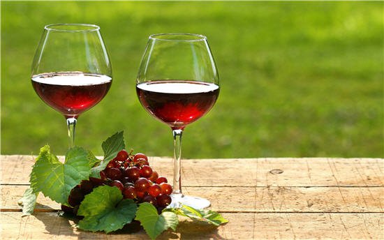 Rượu vang đỏ được ưu tiên dùng trong làm đẹp