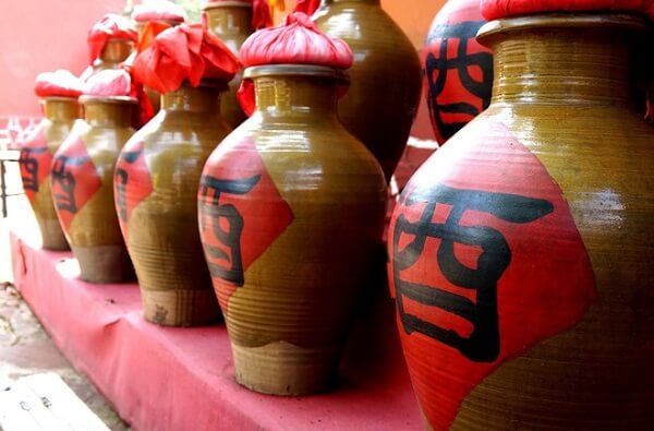 Bình ngâm rượu hạ thổ Trung Quốc thường được làm từ chất liệu men lì, giúp hấp thu nhiệt lượng từ đất và có hương vị thơm ngon hơn khi uống