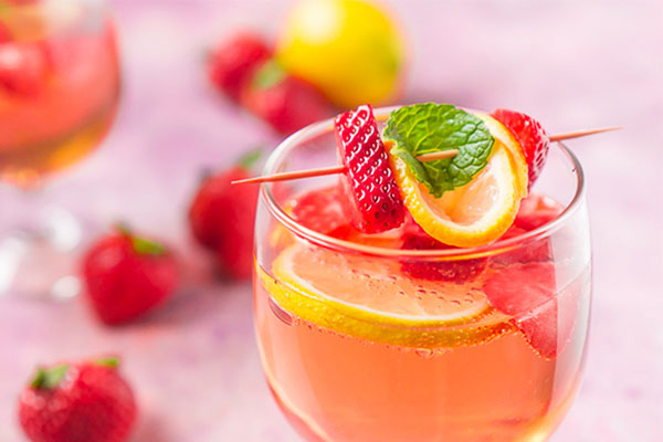 Rượu vang hoa quả dâu tây soda có màu sắc bắt mắt và vị chua nhẹ dễ uống