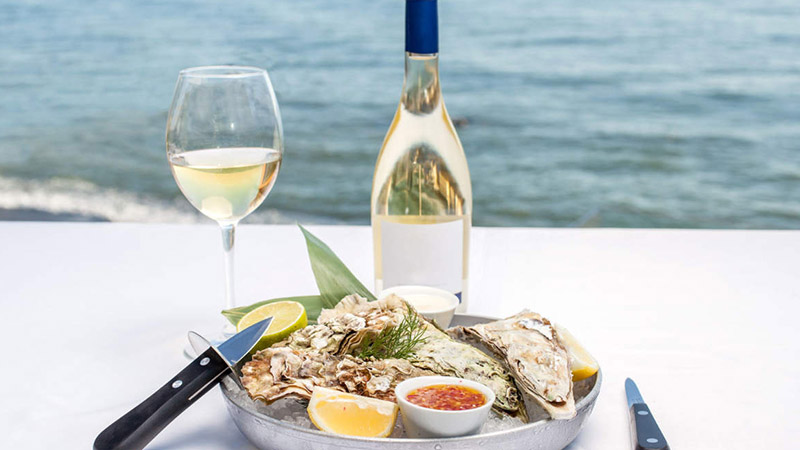 Rượu vang trắng kết hợp với đồ ăn hải sản