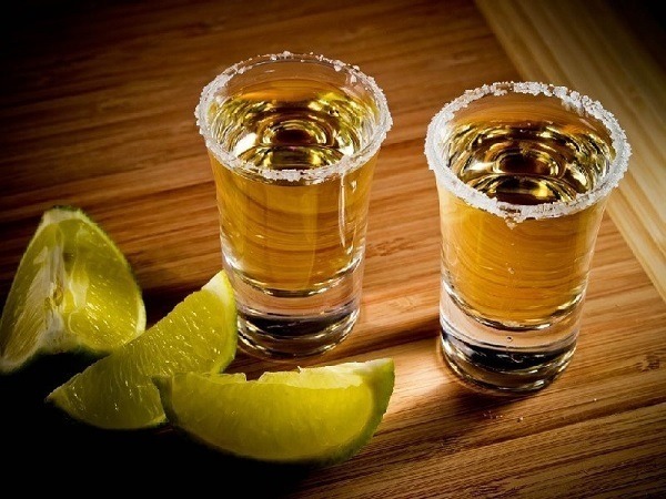 Thưởng thức Tequila cùng chanh và muối