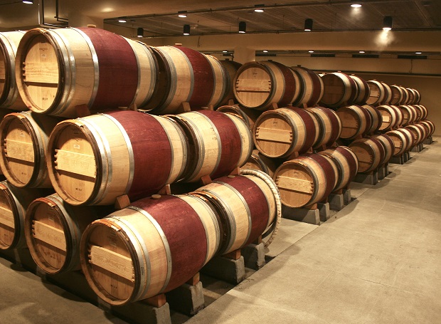 Thùng gỗ sồi ủ rượu vang