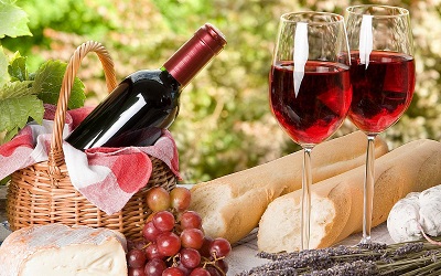 Uống rượu vang nâng cao sức khỏe tim mạch