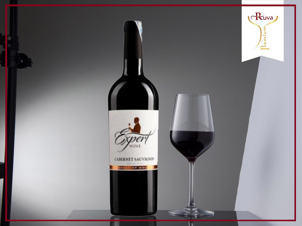 Rượu vang Expertvin Cabernet Savignon mang màu sắc ấn tượng và hương vị đậm đà