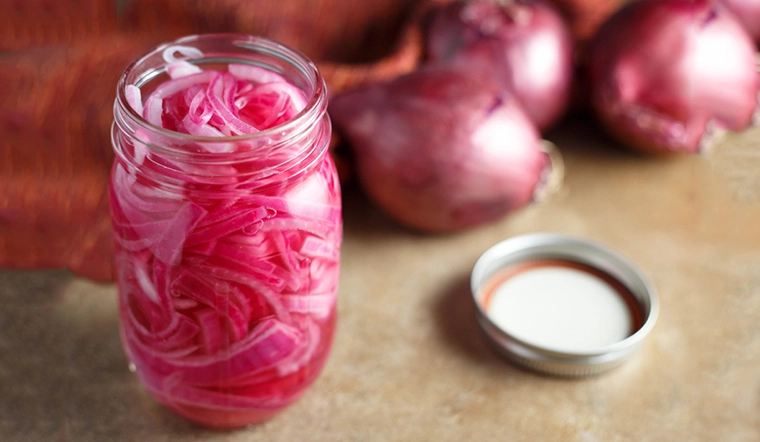 hành tím ngâm rượu vang