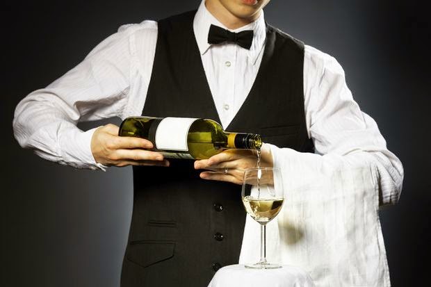 Nhân viên cần nằm lòng các tiêu chuẩn khi phục vụ rượu vang cho khách