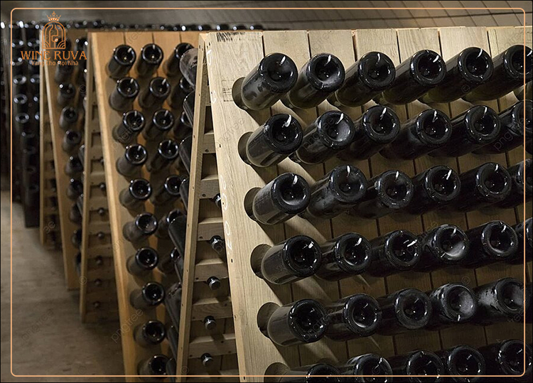 Rượu vang nổ sản xuất theo phương pháp chuyển sẽ được lên men lần 2 trong chai