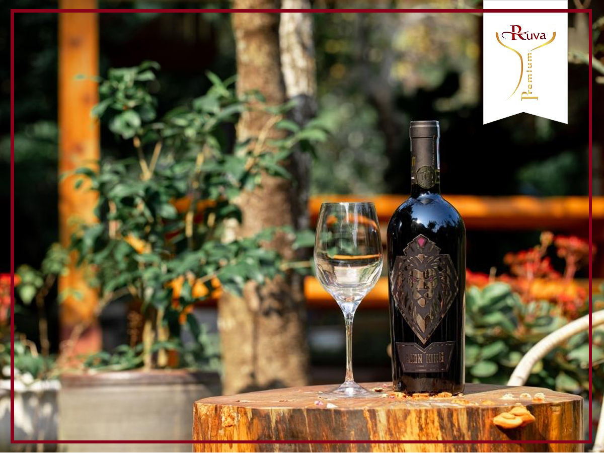 Nhiệt độ lý tưởng nhất để thưởng thức Rượu vang Lion King Bronze Primitivo del Salento 2019 là từ 16 - 18 độ C