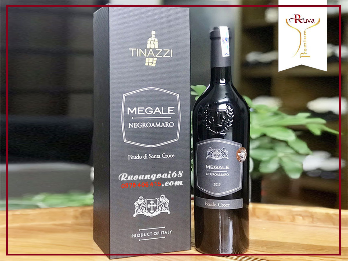 Rượu vang Megale NegroAmaro Salento (Black Label) với thiết kế rất sang trọng, huyền bí.