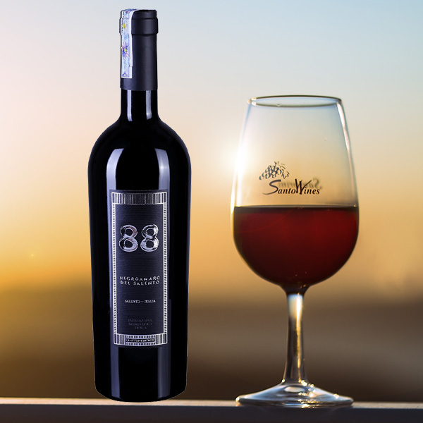 Rượu vang Ý 88 Negroamaro Del Salento có màu ruby đỏ đậm.
